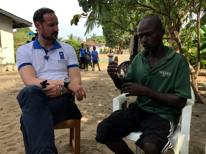 I 2017 var Kronprinsen i Liberia med FNs utviklingsprogram. Der møtte han blant andre overlevende etter ebola som fortalte om hvordan krisen hadde påvirket livet. Foto: Christian Lagaard, Det kongelige hoff.
 
